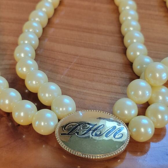 Avon 2005 Pearl Necklace & Earring Gift Set (President’s Recognition, DHM) - Picture 7 of 11